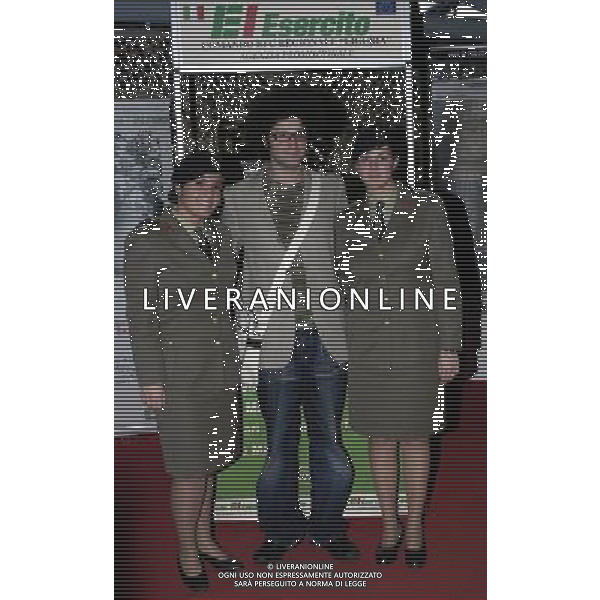 SANREMO 2/£/2007 57° FESTIVAL DELLA CANZONE ITALIANA NELLA FOTO SIMONE CRISTICCHI CON MILITARI DELL\' ESERCITO ITALIANO FOTO AG ALDO LIVERANI