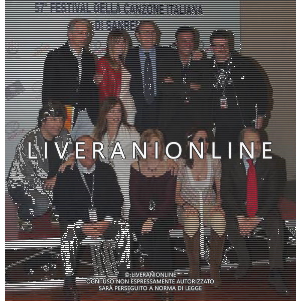 SAN REMO 3/3/2007 57° FESTIVAL DELLA CANZONE ITALIANA NELLA FOTO PIPPO BAUDO IN MEZZO ALLA GIURIA DI QUALITA\': MAURIZIO DE ANGELI, SERENA AUTIERI, PIPPO BAUDO, MASSIMO GHINI, ALESSANDRO D\' ALATRI, GIANCARLO MAGALLI, ALBA PARIETTI, LUNETTA SAVINO E
