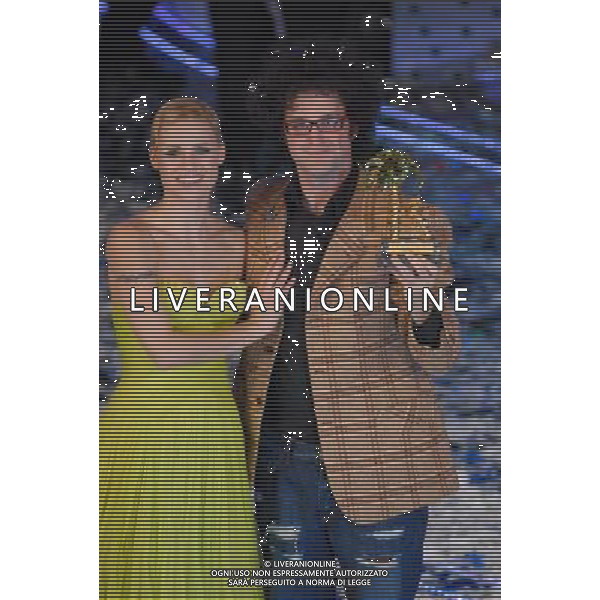 SANREMO 3/3/2007 ULTIMA SERATA DEL 57° FESTIVAL DELLA CANZONE ITALIANA NELLA FOTO SIMONE CRISTICCHI PRIMO CLASSIFICATO VINCITORE CON MICHELLE HUNZIKER FOTO AG ALDO LIVERANI