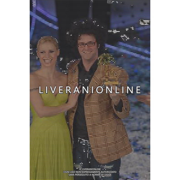 SANREMO 3/3/2007 ULTIMA SERATA DEL 57° FESTIVAL DELLA CANZONE ITALIANA NELLA FOTO SIMONE CRISTICCHI PRIMO CLASSIFICATO VINCITORE CON MICHELLE HUNZIKER FOTO AG ALDO LIVERANI