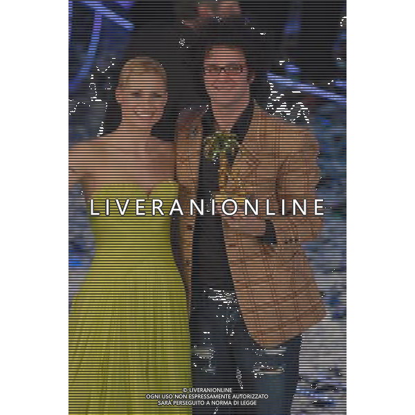 SANREMO 3/3/2007 ULTIMA SERATA DEL 57° FESTIVAL DELLA CANZONE ITALIANA NELLA FOTO SIMONE CRISTICCHI PRIMO CLASSIFICATO VINCITORE CON MICHELLE HUNZIKER FOTO AG ALDO LIVERANI