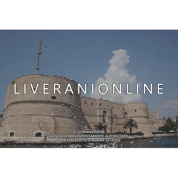 TARANTO CITTA\' 03/03/2007 nella foto IL CASTELLO ARAGONESE VISTO DAL MARE Ph INGENITO/Ag. ALDO LIVERANI