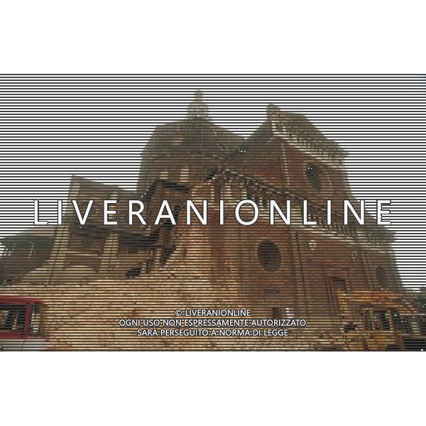 PAVIA - IL CROLLO DELLA TORRE CIVICA IN PIAZZA DUOMO DEL 1989 - ph TORRES/AGENZIA ALDO LIVERANI