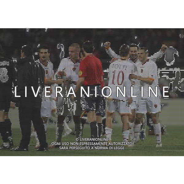 Lione (FRA) 06/03/2007 Champions League 2006/07 Olympique Lyonnaise-Roma 0:2 nella foto abbracci esultanza roma a fine gara ph marco luzzani/ag aldo liverani s.a.s.