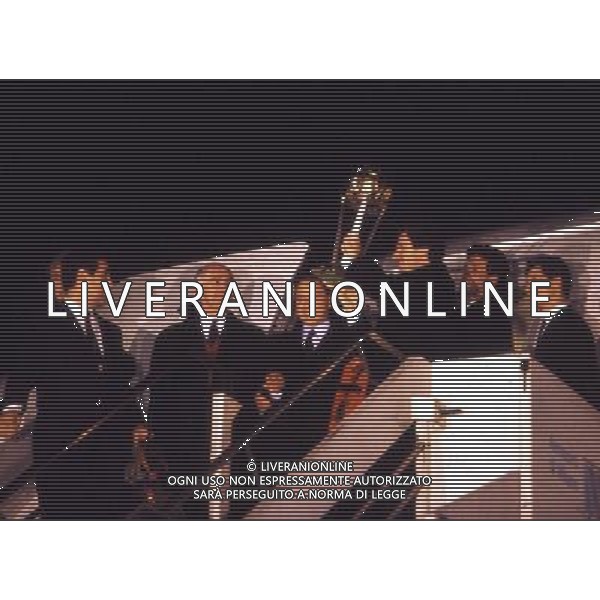 Milan Campione Coppa Intercontinentale 9/12/1990 Milan-Olimpya Assuntion (Paraguay) giocata a Tokyo nella foto Arrigo Sacchi e Silvio Berlusconi con la Coppa all\'arrivo in italia ph archivio Aldo Liverani