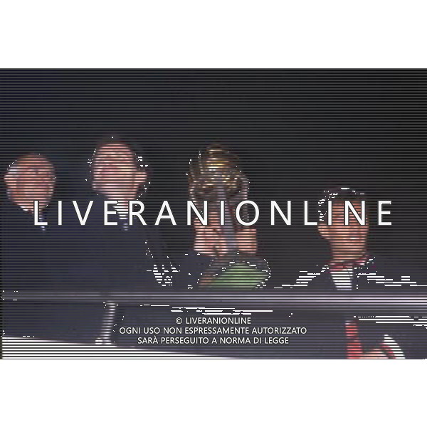 Milan Campione Coppa Intercontinentale 9/12/1990 Milan-Olimpya Assuntion (Paraguay) giocata a Tokyo nella foto Arrigo sacchi, Franco Baresi e Paolo Maldini con la Coppa all\'arrivo in italia ph archivio Aldo Liverani