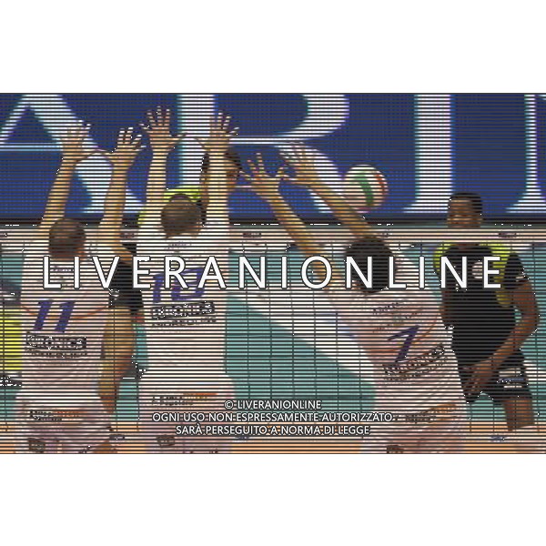 Milano 03/03/2007 TIM CUP A1Final Four 2007 M. Roma Volley - Maggiora Latina nella foto molteni marco, hernandez osvaldo, zanuto bruno, bjelica novica e mattera giordano ph marco luzzani/ag aldo liverani s.a.s.
