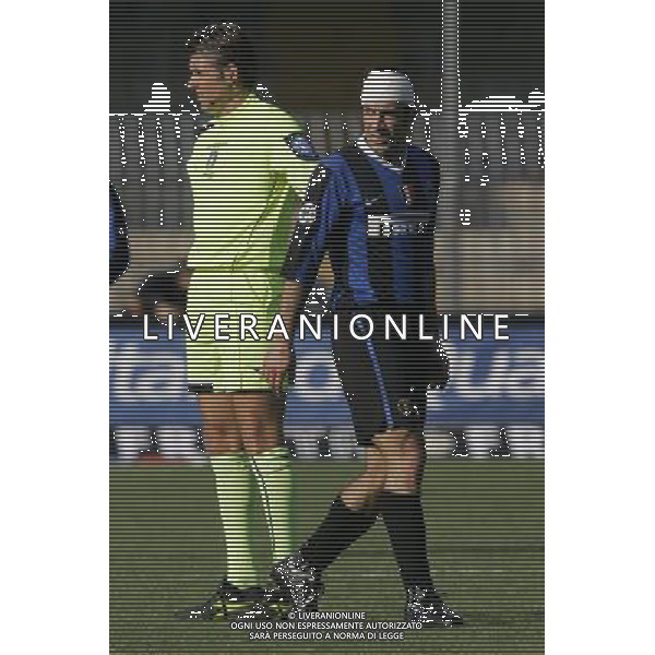 Ascoli-Inter Campionato di calcio serie A 18/03/2007 nella foto: arbitro rosetti e luis figo con la testa fasciata ph rosa/Ag. Aldo Liverani