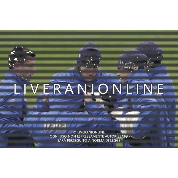 Allenamento della Nazionale Italiana a Coverciano 20/03/2007 nella foto Massimo Ambrosini controlla la pressione dei palloni durante gli allenamenti ph Bucco/Ag. Aldo Liverani