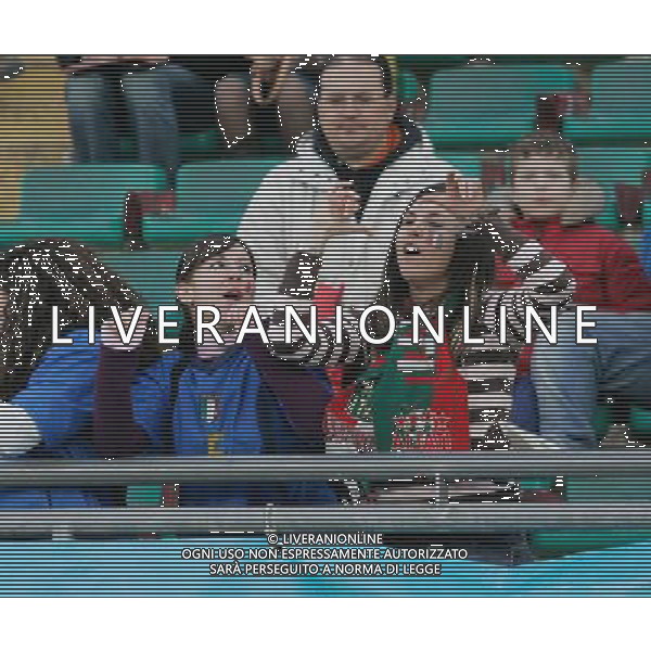 Italia - Scozia - Qualificazioni EURO 2008 Bari - 28 / 03 / 2007 - Stadio \'San Nicola\' - nella foto: Tifose italiane in tribuna ph Corradetti / ag. Aldo Liverani