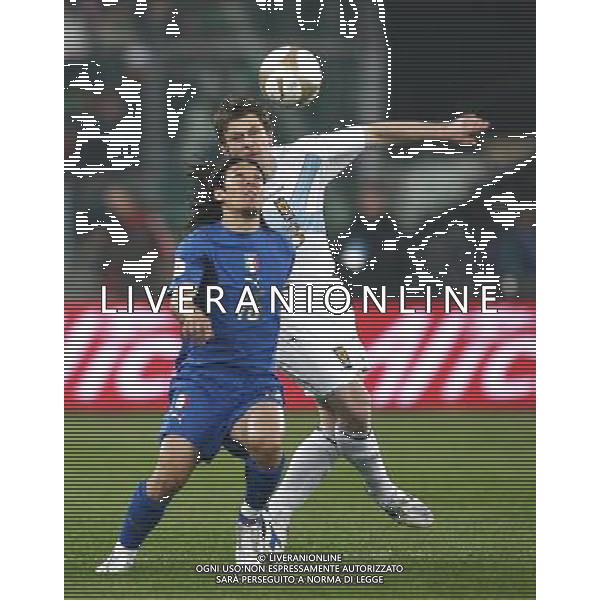 Bari - 28 / 03 / 2007 - Stadio \'San Nicola\' - Qualificazioni EURO 2008 - Italia Vs Scozia - nella foto: Camoranesi e Gary Naysmith ph Corradetti / ag. Aldo Liverani