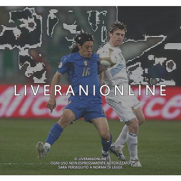 Bari - 28 / 03 / 2007 - Stadio \'San Nicola\' - Qualificazioni EURO 2008 - Italia Vs Scozia - nella foto: Camoranesi e Gary Naysmith ph Corradetti / ag. Aldo Liverani