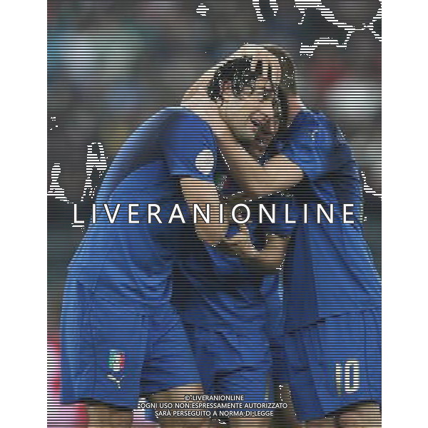 Bari - 28 / 03 / 2007 - Stadio \'San Nicola\' - Qualificazioni EURO 2008 - Italia Vs Scozia - nella foto: Luca TONI festeggiato dopo il gol del 2 a 0 ph Corradetti / ag. Aldo Liverani