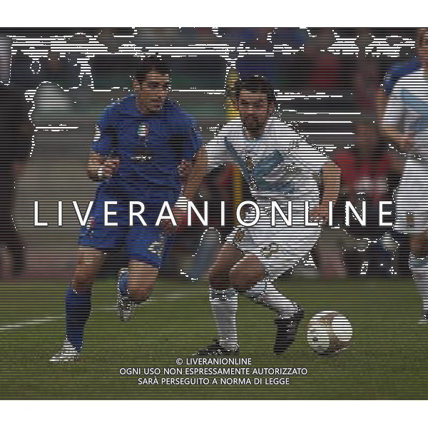 Bari - 28 / 03 / 2007 - Stadio \'San Nicola\' - Qualificazioni EURO 2008 - Italia Vs Scozia (2-0) - nella foto: Simone PERROTTA e Paul HARTLEY ph Corradetti / ag. Aldo Liverani