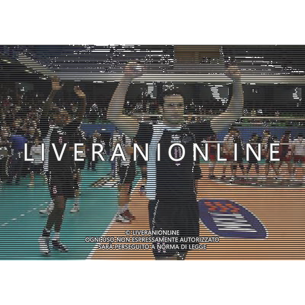 MILANO 1/4/2007 PALALIDO CAMPIONATO ITALIANO DI VOLLEY A2 SPARKLING-SALENTO NELLA FOTO VITO INSALATA SALUTA IL PALALIDO A FINE GARA FOTO ROMANO/AG ALDO LIVERANI