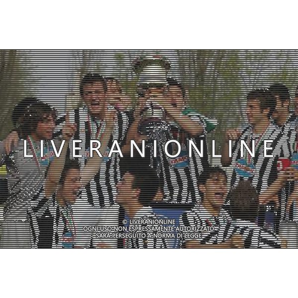 Inter - Juventus finale Coppa Italia Primavera 04/04/2007 nella foto festeggiamenti dei giocatori della juventus vincitore - lanzafame con la Coppa ph Andry/Ag. Aldo Liverani