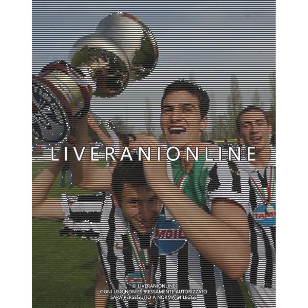 Inter - Juventus finale Coppa Italia Primavera 04/04/2007 nella foto festeggiamenti dei giocatori della juventus vincitore - lanzafame con la Coppa ph Andry/Ag. Aldo Liverani