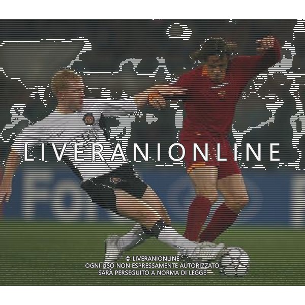 Roma - Manchester United - UEFA Champions League Andata Quarti di Finale Stadio Olimpico 04/04/2007 nella foto: Rodrigo Ferrante TADDEI contrastato da Paul SCHOLES ph Corradetti / Ag. Aldo Liverani