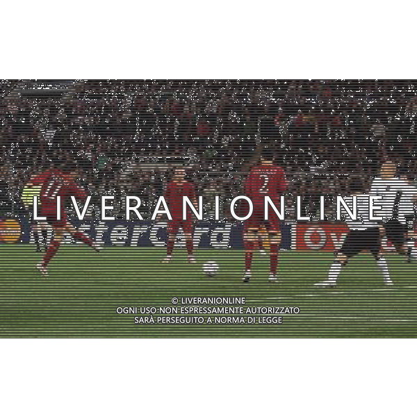 Roma - Manchester United - UEFA Champions League Andata Quarti di Finale Stadio Olimpico 04/04/2007 nella foto: Il tiro di Rodrigo Ferrante TADDEI va in rete per il gol del 1-0 ph Corradetti / Ag. Aldo Liverani