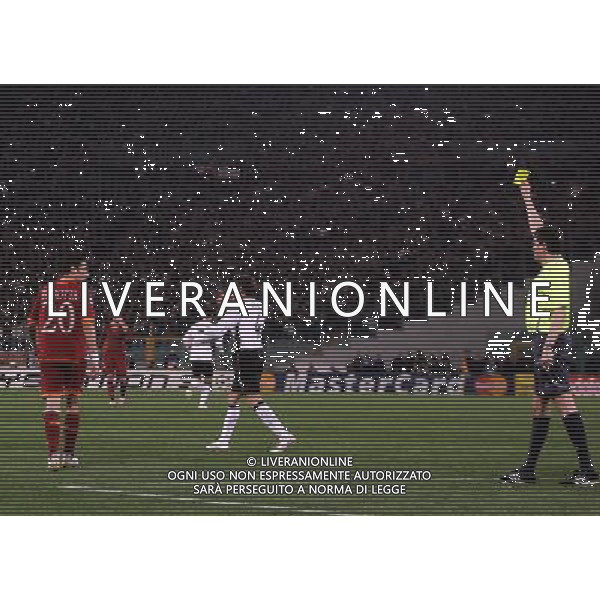 Roma - Manchester United - UEFA Champions League Andata Quarti di Finale Stadio Olimpico 04/04/2007 nella foto: L\'arbitro Herbert FANDEL ammonisce Simone Perrotta per simulazione ph Corradetti / Ag. Aldo Liverani