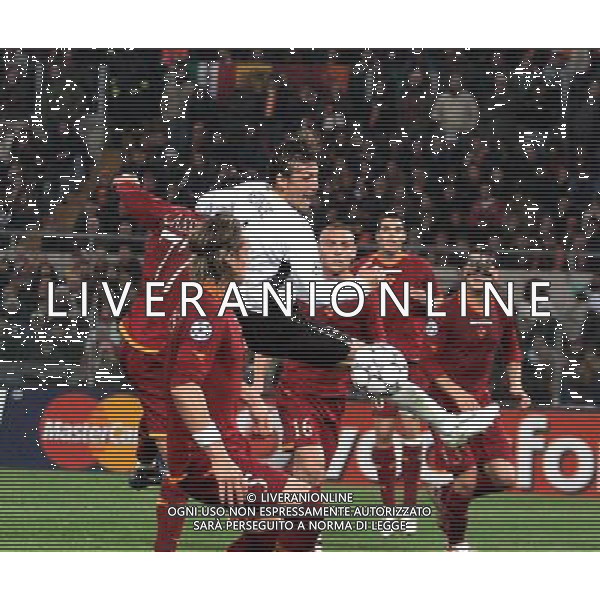 Roma - Manchester United - UEFA Champions League Andata Quarti di Finale Stadio Olimpico 04/04/2007 nella foto: Ivan Gabriel HEINZE tenta di colpire la palla in area ph Corradetti / Ag. Aldo Liverani