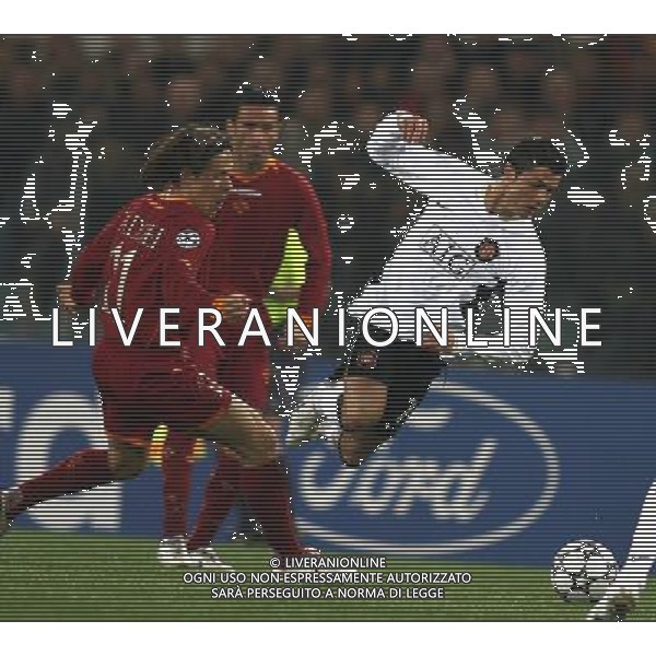 Roma - Stadio Olimpico - 04 / 04 / 2007 - UEFA Champions League 2006-2007 - Andata Quarti di Finale - Roma Vs Manchester United (2-1) - nella foto: Aveiro Dos Santos CRISTIANO RONALDO fermato da Rodrigo TADDEI ph Corradetti / Ag. Aldo Liverani