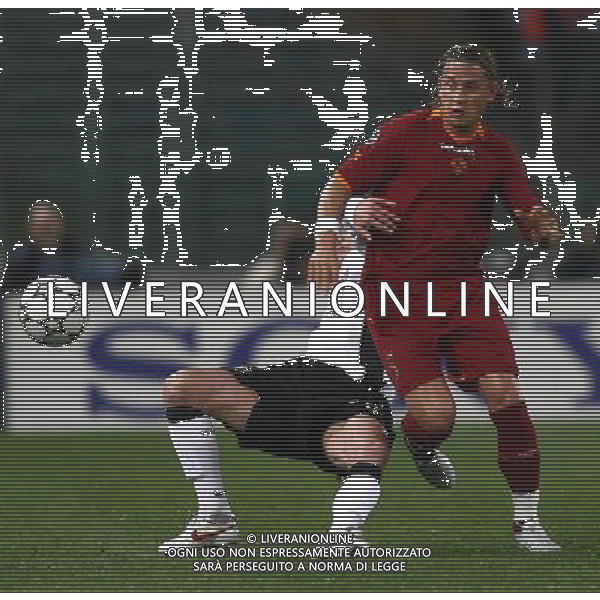 Roma - Stadio Olimpico - 04 / 04 / 2007 - UEFA Champions League 2006-2007 - Andata Quarti di Finale - Roma Vs Manchester United (2-1) - nella foto: Philippe MEXES contrastato da Paul SCHOLES ph Corradetti / Ag. Aldo Liverani