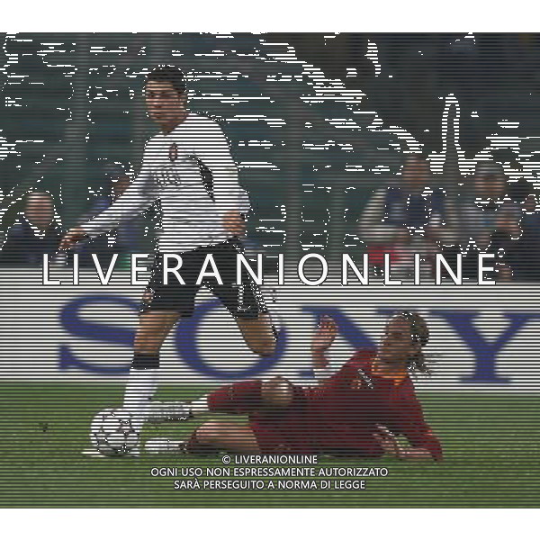 Roma - Stadio Olimpico - 04 / 04 / 2007 - UEFA Champions League 2006-2007 - Andata Quarti di Finale - Roma Vs Manchester United (2-1) - nella foto: Aveiro Dos Santos CRISTIANO RONALDO salta Philippe MEXES ph Corradetti / Ag. Aldo Liverani