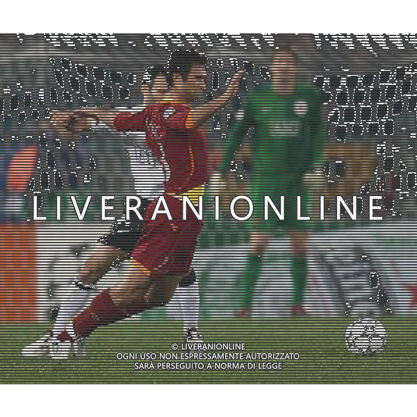 Roma - Stadio Olimpico - 04 / 04 / 2007 - UEFA Champions League 2006-2007 - Andata Quarti di Finale - Roma Vs Manchester United (2-1) - nella foto: Mirko VUCINIC contrastato da Ryan GIGGS ph Corradetti / Ag. Aldo Liverani