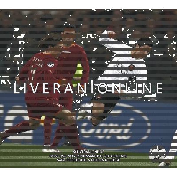 Roma - Stadio Olimpico - 04 / 04 / 2007 - UEFA Champions League 2006-2007 - Andata Quarti di Finale - Roma Vs Manchester United (2-1) - nella foto: Aveiro Dos Santos CRISTIANO RONALDO fermato da Rodrigo TADDEI ph Corradetti / Ag. Aldo Liverani