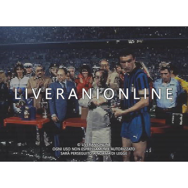 Inter - Milan Mundialito 1981 nella foto la premiazione di Graziano Bini con il Sindaco Tognoli ph archivio aldo liverani