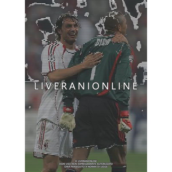 Bayern Monaco - Milan Champions League 11/04/2007 nella foto esultanza di paolo maldini e nelson dida a fine gara per la qualificazione ph luzzani/ag. aldo liverani
