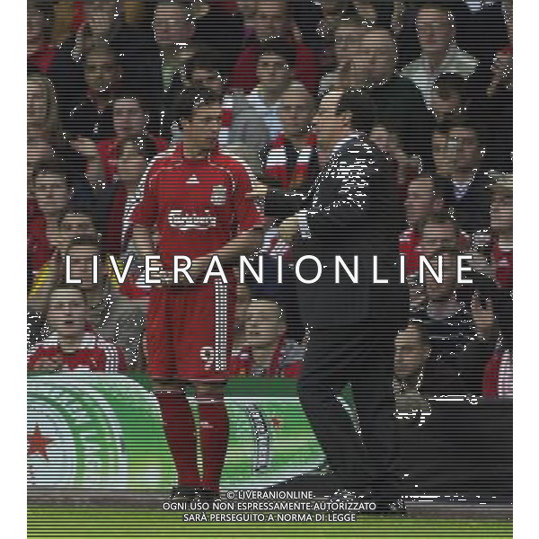 Liverpool - PSV Eindhoven, European Champions League Quarter Final, Second Leg 11/04/2007 nella foto Robbie Fowler entra in campo per sostituire Craig Bellamy e parla con Rafael Benitez Ph by Ian Kington(IPS PHOTO AGENCY)/Ag. Aldo Liverani 