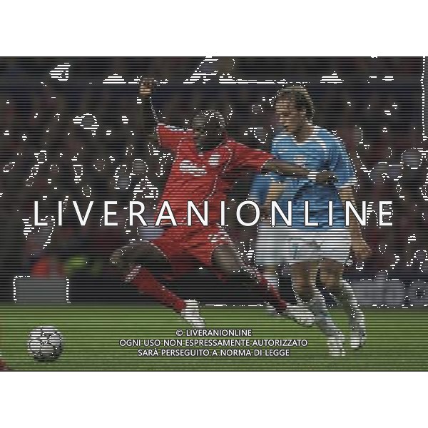 Liverpool - PSV Eindhoven, European Champions League Quarter Final, Second Leg 11/04/2007 nella foto Momo Sissoko con Mika Vayrynen Ph by Ian Kington(IPS PHOTO AGENCY)/Ag. Aldo Liverani 