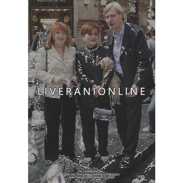 MILANO 13 APRILE 2007 INAUGURAZIONE DELL\' OPERA D\'ARTE IN VETRO DELL\'ARTISTA GIAPPONESE MASUDA HIROMI NELLA FOTO: TIZIANA MAIOLO MASUDA HIROMI E VITTORIO SGARBI PH FRANCESCO BONFANTI-AG ALDO LIVERANI