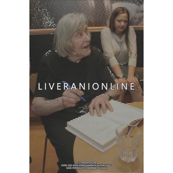 MILANO 16/4/2007 LIBRERIA FELTRINELLI PIAZZA PIEMONTE PRESENTEZIONE DEL LIBRO: -COSI\' PARLANO LE STELLE- NELLA FOTO MARGHERITA HACK FIRMA UNA COPIA DEL LIBRO FOTO ROMANO/AG ALDO LIVERANI