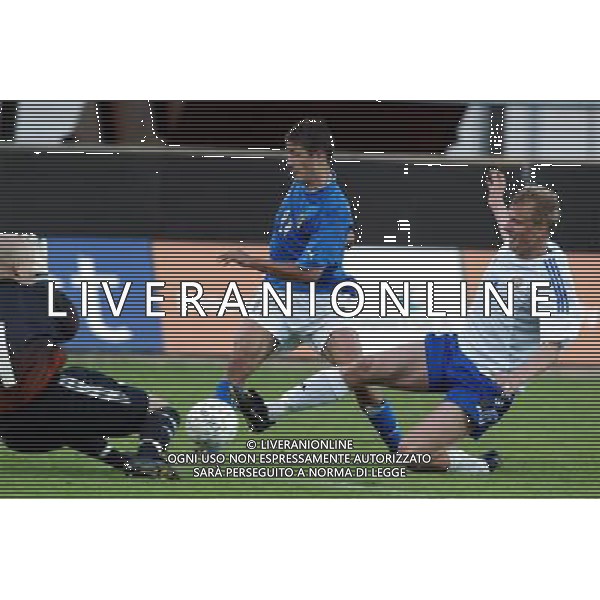 HELSINKI 10/06/2003 FINLANDIA - ITALIA U21 QUALIFICAZIONI EUROPEI 2004 NELLA FOTO tatu niskanen, giuseppe sculli, mathias lindstrom FOTO NANDO VESCUSIO/AGENZIA ALDO LIVERANI