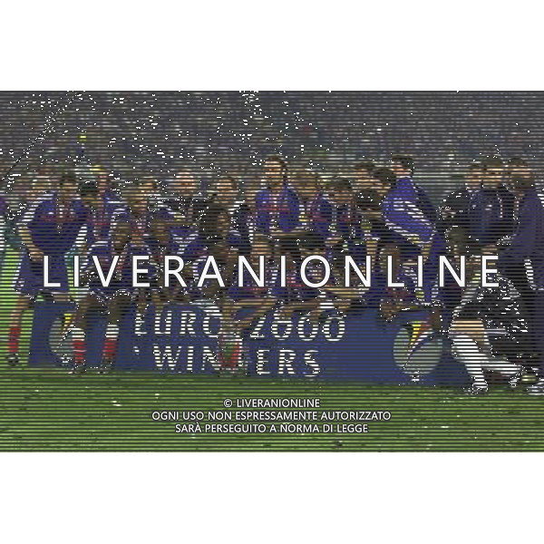 ITALIA-FRANCIA FINALE EURPEI 2000 NELLA FOTO FRANCIA CAMPIONE FOTO ALDO LIVERANI