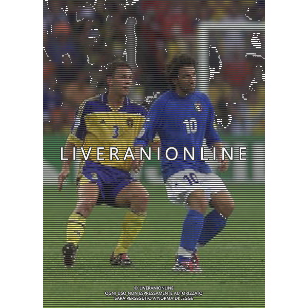 Eindhoven (Olanda) 19/06/2000 \'Europei calcio 2000\' ITALIA/SVEZIA Nella foto: DEL PIERO E ANDERSSON PATRICK Ph.A. LIVERANI