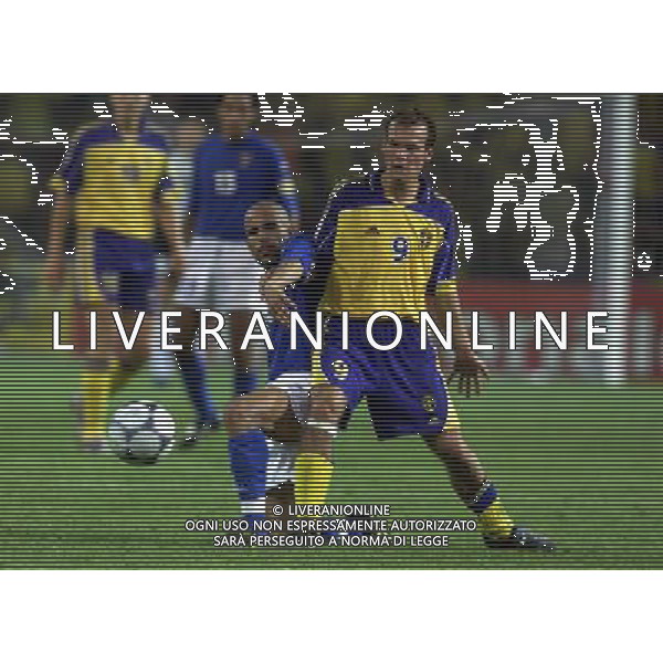 Eindhoven (Olanda) 19/06/2000 \'Europei calcio 2000\' ITALIA/SVEZIA Nella foto: DI BIAGIO E LJUNGBERG Ph.A. LIVERANI
