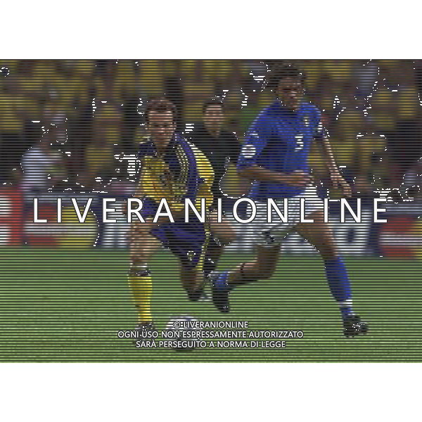 Eindhoven (Olanda) 19/06/2000 \'Europei calcio 2000\' ITALIA/SVEZIA Nella foto: MALDINI E LJUNGBERG Ph.A. LIVERANI