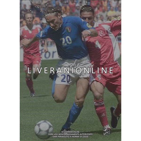 Arnhem (Olanda) Europei calcio 2000 \'ITALIA/TURCHIA\' 2-1 - 11/06/2000 Nella foto : TOTTI E FATIH Ph.A. LIVERANI