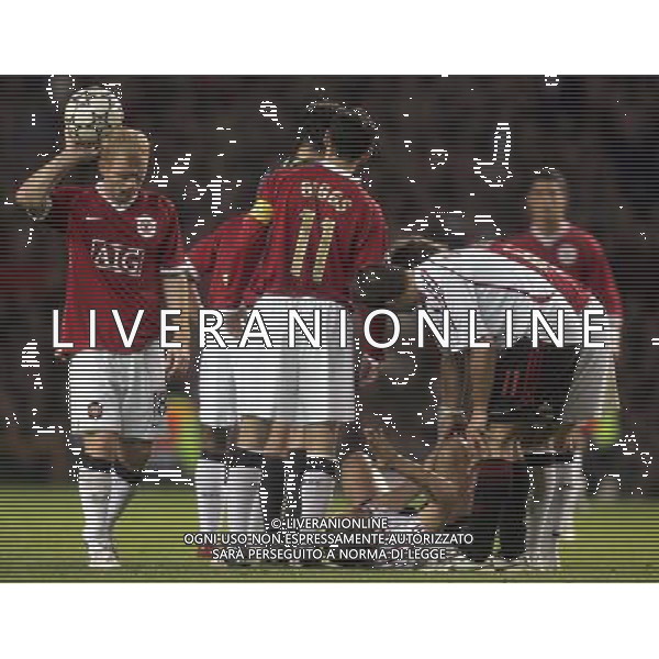 Manchester United - Milan, Champions League, SemiFinale First Leg 24/04/2007 nella foto paul Scholes e gennaro Gattuso a terra infortunato Ph IPS PHOTO AGENCY/Ag. Aldo Liverani 