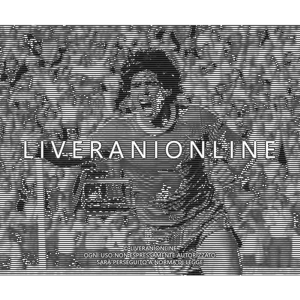 INTERNATIONAL FOOTBALL ARGENTINA LEAGUE 1980 ARGENTINOS JUNIORS Vs TALLERES CORDOBA MARADONA DIEGO ARMANDO JUBILEE AFTER THE SCORE ONLY ITALY AG ALDO LIVERANI
