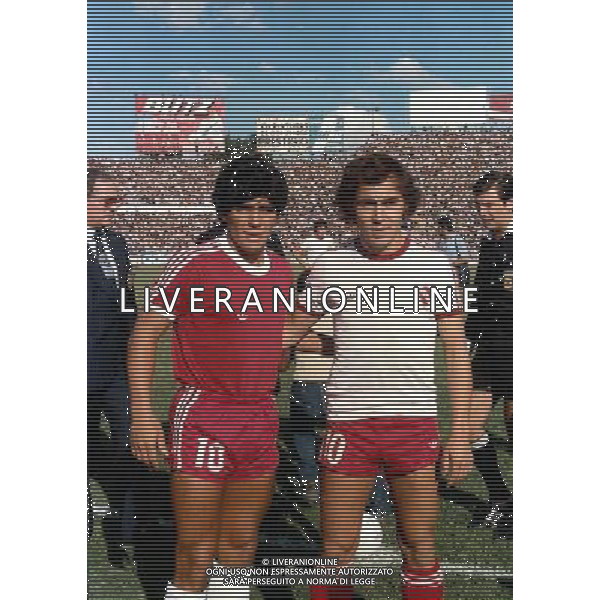 INTERNATIONAL FOOTBALL ARGENTINA LEAGUE 1978 ARGENTINOS JUNIORS Vs INDEPENDIENTE DIEGO ARMANDO MARADONA WITH RICARDO BOCHINI only italy AG ALDO LIVERANI