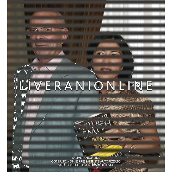Milano 8 maggio 2007 Presentazione del muovo libro di Wilbur Smith \'Alle Fonti del Nilo\' nella foto: Wilbur Smith con la moglie Mokhiniso foto Andry / Ag. Aldo Liverani