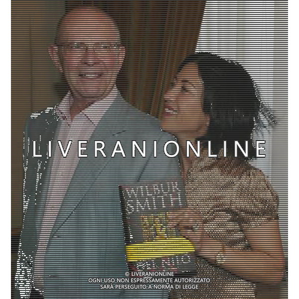 Milano 8 maggio 2007 Presentazione del muovo libro di Wilbur Smith \'Alle Fonti del Nilo\' nella foto: Wilbur Smith con la moglie Mokhiniso foto Andry / Ag. Aldo Liverani