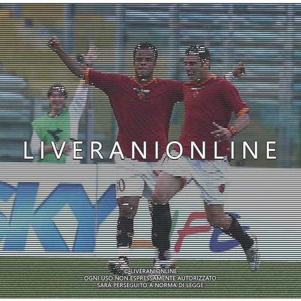 Roma - Inter Finale andata Coppa Italia TIM CUP 09/05/2007 nella foto: esultanza dopo il gol di Simone Perrotta del 3-0 con mancini ph Corradetti / ag. Aldo Liverani