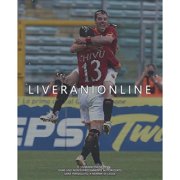 Roma - 09 / 05 / 2007 - TIM CUP 2006/2007 Finale andata - Roma Vs Inter (6-2) - nella foto: Simone PERROTTA festeggia con Cristian CHIVU ph Corradetti / ag. Aldo Liverani