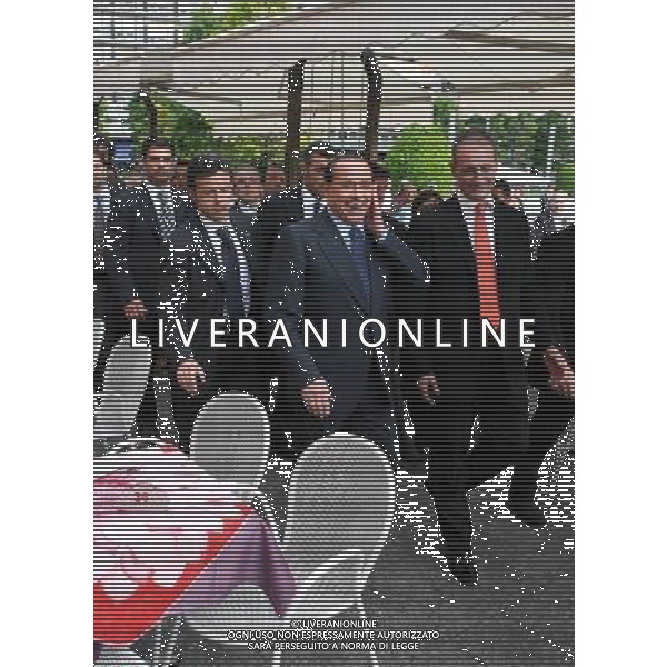 Como 16 maggio 2007 Berlusconi Silvio accompagnato dal sindaco di Como Bruni Stefano e il presidente provinciale Carioni Leonardo dopo il comizio elettorale si ferma in un bar in piazza Cavour a mangiare un gelato nella foto: Berlusconi Silvio arriva al